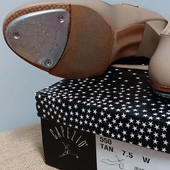 Capezio Jr. Footlight 550 character shoes w/ taps,  size 7.5 W - Picture 2 of 5